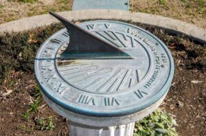 sundial-587636_1280